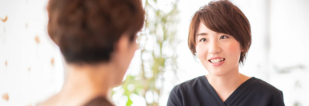 Staff guiding a patient with sudden hearing loss to accommodation